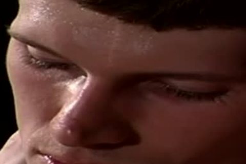 wild 10-Pounder Flashes His Body