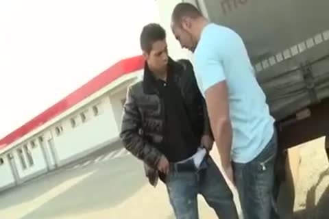 Dos Camioneros De Follan En El Parkin A P